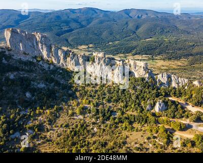 Luftaufnahme des Katharerschlosses von Peyrepertuse in Languedoc-Roussillon, Frankreich, Europa. Alte Katharerstätte des Château de Peyrepertuse, Peyreper Stockfoto