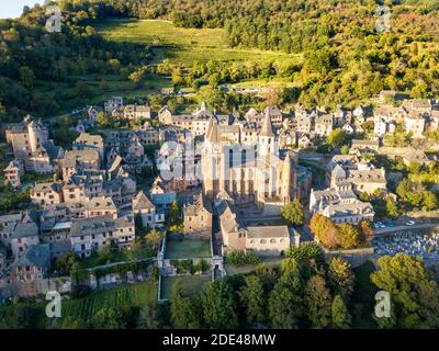 Luftaufnahme des mittelalterlichen Dorfes Conques in Frankreich. Es zeigt den Besuchern seine Abtei-Kirche und geclusterte Häuser gekrönt von Schieferdächern. Kreuzung von Stockfoto