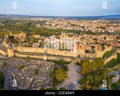 Luftaufnahme von Carcassonne, mittelalterliche Stadt als Weltkulturerbe der UNESCO, Harbore d'Aude, Languedoc-Roussillon Midi Pyrenees Aude Frankreich Stockfoto