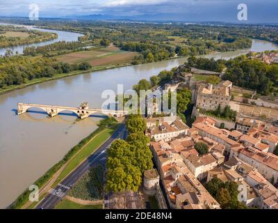 Luftaufnahme der Avignon-Brücke mit Papstpalast und Rhone bei Sonnenaufgang, Pont Saint-Benezet, Provence, Frankreich Stockfoto