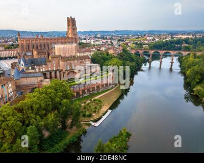 Der Tarn Fluss, der die Stadt Albi durchquert. Pont Vieux Brücke und die Kirche Notre Dame du Breuil in Tarn Dorf, Occitanie Midi Pyrenees Frankreich. Stockfoto