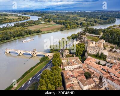 Luftaufnahme der Avignon-Brücke mit Papstpalast und Rhone bei Sonnenaufgang, Pont Saint-Benezet, Provence, Frankreich Stockfoto
