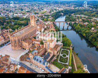 Der Tarn Fluss, der die Stadt Albi durchquert. Pont Vieux Brücke und die Kirche Notre Dame du Breuil in Tarn Dorf, Occitanie Midi Pyrenees Frankreich. Stockfoto