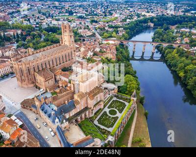 Der Tarn Fluss, der die Stadt Albi durchquert. Pont Vieux Brücke und die Kirche Notre Dame du Breuil in Tarn Dorf, Occitanie Midi Pyrenees Frankreich. Stockfoto