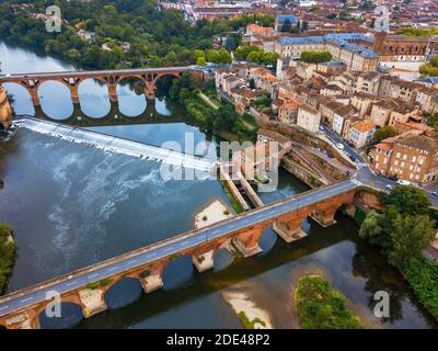 Der Tarn Fluss, der die Stadt Albi durchquert. Pont Vieux Brücke und die Kirche Notre Dame du Breuil in Tarn Dorf, Occitanie Midi Pyrenees Frankreich. Stockfoto