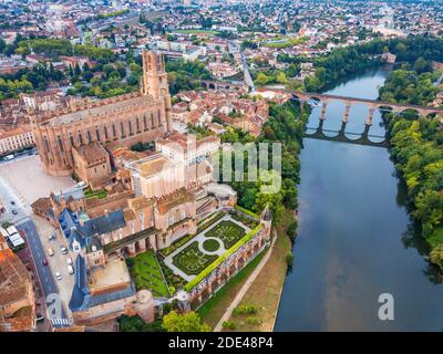 Der Tarn Fluss, der die Stadt Albi durchquert. Pont Vieux Brücke und die Kirche Notre Dame du Breuil in Tarn Dorf, Occitanie Midi Pyrenees Frankreich. Stockfoto