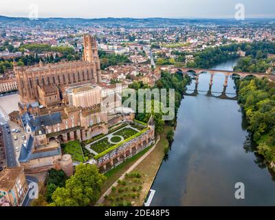 Der Tarn Fluss, der die Stadt Albi durchquert. Pont Vieux Brücke und die Kirche Notre Dame du Breuil in Tarn Dorf, Occitanie Midi Pyrenees Frankreich. Stockfoto