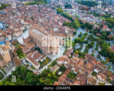 Gotische St. Cecile Kathedrale in Albi Stadt. Pont Vieux Brücke und die Kirche Notre Dame du Breuil in Tarn Dorf, Languedoc-Roussillon Occitanie M Stockfoto