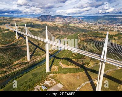 Luftaufnahme Millau Viadukt des Architekten Norman Foster, zwischen Causse du Larzac und Causse de Sauveterre oberhalb von Tarn, Aveyron, Frankreich. Kabelgestabetes bri Stockfoto