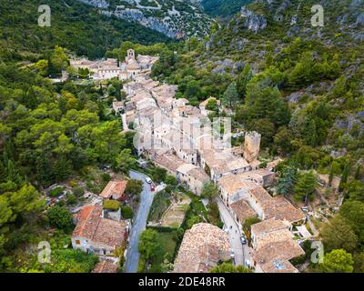 Luftaufnahme Saint Guilhem le Desert, beschriftet Les Plus Beaux Villages de France (die schönsten Dörfer Frankreichs), ein Halt auf el Camino de Santia Stockfoto
