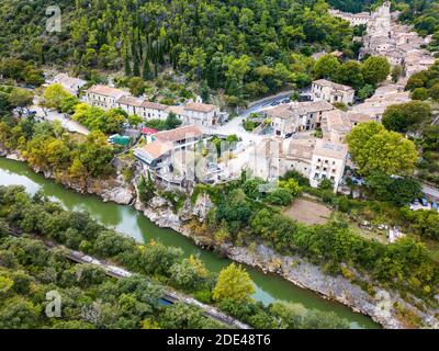 Luftaufnahme Saint Guilhem le Desert, beschriftet Les Plus Beaux Villages de France (die schönsten Dörfer Frankreichs), ein Halt auf el Camino de Santia Stockfoto