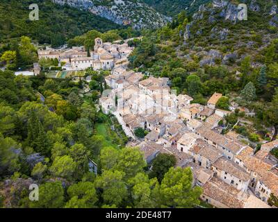 Luftaufnahme Saint Guilhem le Desert, beschriftet Les Plus Beaux Villages de France (die schönsten Dörfer Frankreichs), ein Halt auf el Camino de Santia Stockfoto