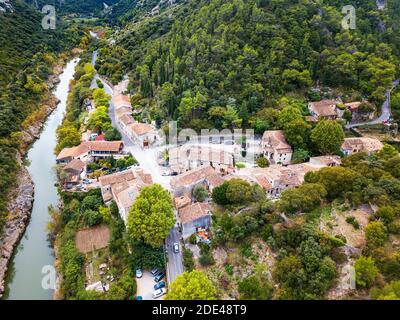 Luftaufnahme Saint Guilhem le Desert, beschriftet Les Plus Beaux Villages de France (die schönsten Dörfer Frankreichs), ein Halt auf el Camino de Santia Stockfoto