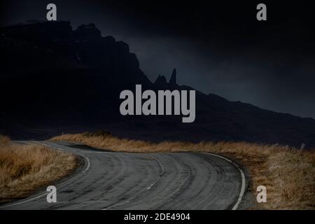 Eine Straße, die zum Old man of Storr auf der Isle of Skye, Schottland führt Stockfoto