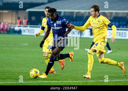 BERGAMO, ITALIEN - NOVEMBER 28: Duvan Zapata von Atalanta, Ivan Ilic von Hellas Verona während der Serie EIN Spiel zwischen Atalanta und Hellas Verona in Gewi Stockfoto