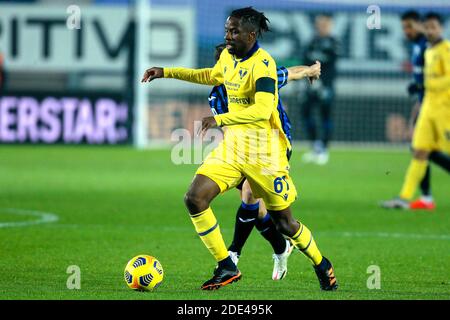 BERGAMO, ITALIEN - NOVEMBER 28: Adrien Tamaze von Hellas Verona, Remo Freuler von Atalanta während der Serie EIN Spiel zwischen Atalanta und Hellas Verona bei Stockfoto