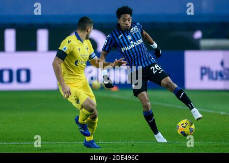 BERGAMO, ITALIEN - NOVEMBER 28: Davide Faraoni von Hellas Verona, Johan Mojica von Atalanta.. Während der Serie EIN Spiel zwischen Atalanta und Hellas Verona Stockfoto