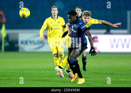 BERGAMO, ITALIEN - NOVEMBER 28: Duvan Zapata von Atalanta, Matteo Lovato von Hellas Verona während der Serie EIN Spiel zwischen Atalanta und Hellas Verona in Stockfoto