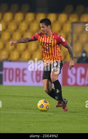 Beneventos italienischer Stürmer Gianluca Lapadula kontrolliert den Ball während des Serie A Fußballspiels Benevento gegen Juventus FC. Benevento Juventus Unentschieden Stockfoto