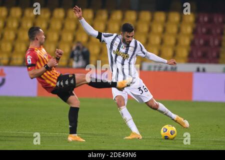 Juventus italienischer Verteidiger Gianluca Frabotta (R) fordert den Ball heraus Mit Benevento italienischen Stürmer Gianluca Lapadula während der Serie A fußb Stockfoto