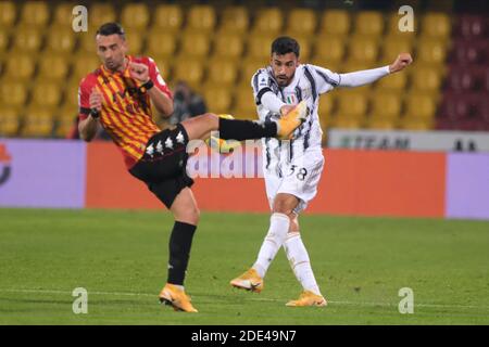 Juventus italienischer Verteidiger Gianluca Frabotta (R) fordert den Ball heraus Mit Benevento italienischen Stürmer Gianluca Lapadula während der Serie A fußb Stockfoto