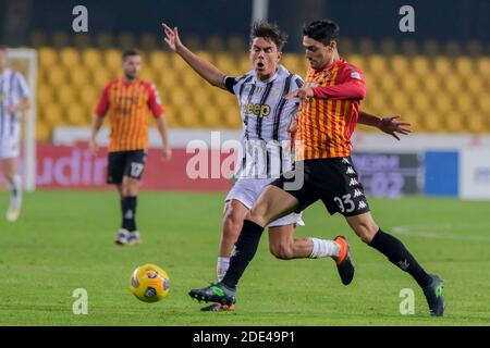 Juventus argentinischer Stürmer Paulo Dybala (L) fordert den Ball heraus Mit BeneventoÕs italienischer Verteidiger Federico Barba während der Serie A Fußball Stockfoto