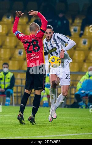 Juventus französischer Mittelfeldspieler Adrien Rabiot (R) fordert den Ball heraus Mit Benevento's italienischem Mittelsäufer Pasquale Schiattarella während der Serie A Fo Stockfoto