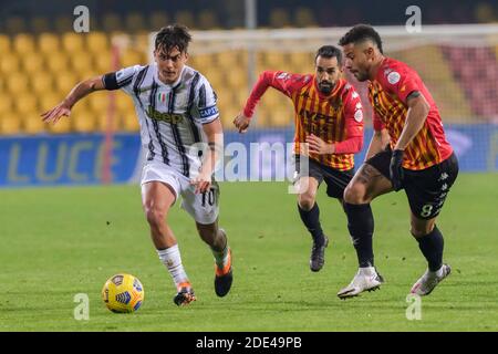 Juventus argentinischer Stürmer Paulo Dybala (L) kontrolliert den Ball und Beneventos italienischer Stürmer Marco Sau und Beneventos kolumbianischer Mittelspieler Andres Stockfoto