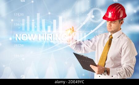 Junger Geschäftsmann mit Helmzeichnung, JETZT MIT Aufschrift, modernes Business-Technologie-Konzept Stockfoto