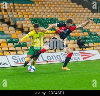 Norwich, Großbritannien. 28. November 2020; Carrow Road, Norwich, Norfolk, England, Englisch Football League Championship Football, Norwich gegen Coventry City; No.2 Max Aarons von Norwich City wird durch No.22 Ben Garbe von Coventry City herausgefordert Kredit: Action Plus Sports Images/Alamy Live News Stockfoto