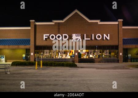 Augusta, GA USA 11 23 20: Lebensmittel Lion Lebensmittelgeschäft in der Nacht Stockfoto