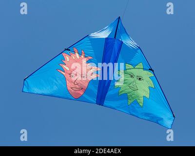 Blauer Drachen mit zwei fantasievollen Gesichtern, die am blauen Himmel fliegen, Nordrhein-Westfalen, Deutschland Stockfoto