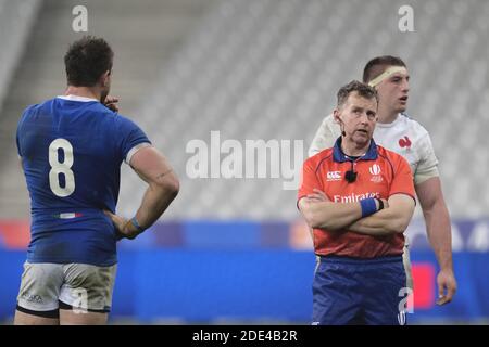 Saint Denis, Seine Saint Denis, Frankreich. November 2020. Schiedsrichter NIGEL OWENS schaut auf den Bildschirm des Stadions, um einen Fehler während der Herbstcup-Nationen zu beurteilen 2020 Tag 3 Pool B zwischen Frankreich und Italien im Stade de France - St Denis - Frankreich. Frankreich gewann 36-5 Kredit: Pierre Stevenin/ZUMA Wire/Alamy Live News Stockfoto