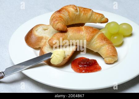 Croissants und Butterflecht auf Teller, Frühstück, Deutschland Stockfoto