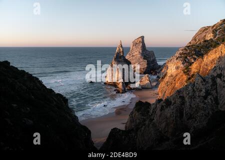 Markierte Felsen am Strand Praia da Ursa, Ulgueira, Portugal Stockfoto