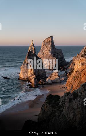 Markierte Felsen am Strand Praia da Ursa, Ulgueira, Portugal Stockfoto