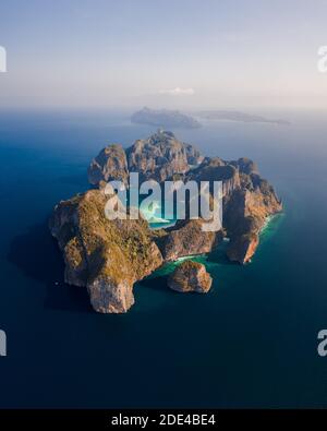 Luftaufnahme, Koh Phi Phi Leh bei Sonnenaufgang, tropische Insel, Koh Phi Phi, Provinz Krabi, Thailand Stockfoto