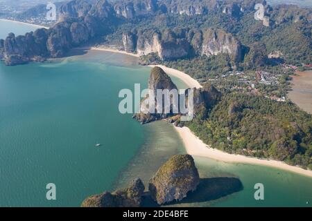 Luftaufnahme, Railay Beach mit Karstfelsen und mehreren Stränden, Provinz Krabi, Thailand Stockfoto