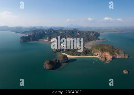 Luftaufnahme, Railay Beach mit Karstfelsen und mehreren Stränden, Provinz Krabi, Thailand Stockfoto