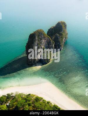 Luftaufnahme, Railay Beach mit Karstfelsen und mehreren Stränden, Provinz Krabi, Thailand Stockfoto