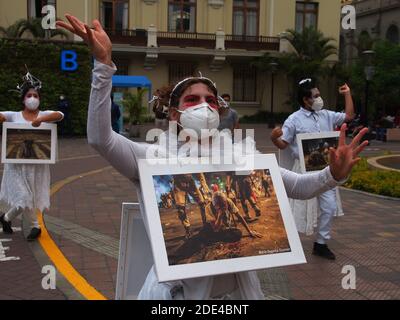 Frauen in Weiß, die ein Bild von den Märschen tragen, bei denen zwei junge Männer getötet wurden, zeigen "La Exposición del Miedo" (Fear Showcase), eine mobile Fotoausstellung, die die Erinnerung an Polizeigewalt, Verbrechen und Misshandlungen von Demonstranten in Lima - Peru vom 9. Bis 15. November 2020 sammelt Stockfoto