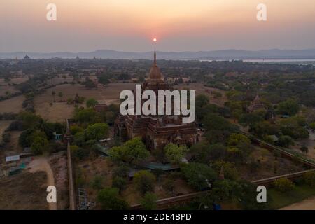 Luftaufnahme, Htilominlo Tempel bei Sonnenuntergang, Bagan, Myanmar Stockfoto