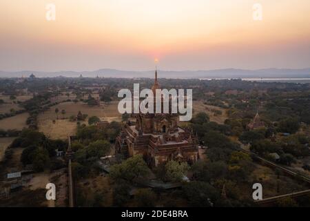 Luftaufnahme, Htilominlo Tempel bei Sonnenuntergang, Bagan, Myanmar Stockfoto