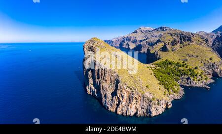 Luftaufnahme Sa Calobra, Schlucht Torrent de Pareis, cova de sa Bugadera, Serra de Tramuntana, Mallorca, Balearen, Spanien Stockfoto