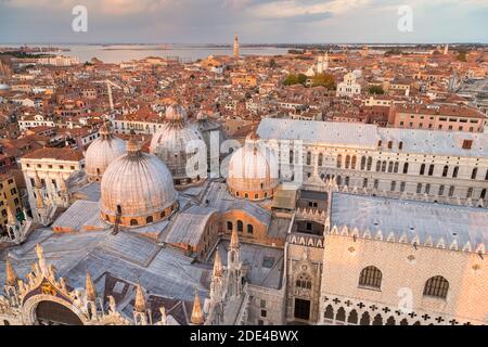 Blick auf die Dächer des Markusplatzes Dogenpalast und Venedig, Markusplatz, Venedig, Italien Stockfoto