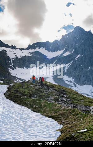 Schneefeld, Wanderer vor schneebedeckten Berggipfeln, Aufstieg zum Schönbichler Horn, Furtschaglspitze und Grosser Moeseler, Furtschaglkees Stockfoto