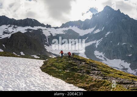 Schneefeld, Wanderer vor schneebedeckten Berggipfeln, Aufstieg zum Schönbichler Horn, Furtschaglspitze und Grosser Moeseler, Furtschaglkees Stockfoto