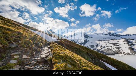 Wanderweg vor verschneiten Berggipfeln, Furtschaglspitze und Grosser Moeseler, Furtschaglkees Gletscher, Berliner Höhenweg, Zillertaler Stockfoto