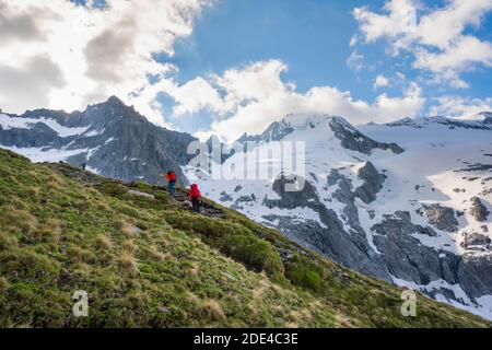 Schneefeld, Wanderer vor schneebedeckten Berggipfeln, Aufstieg zum Schönbichler Horn, Furtschaglspitze und Grosser Moeseler, Furtschaglkees Stockfoto