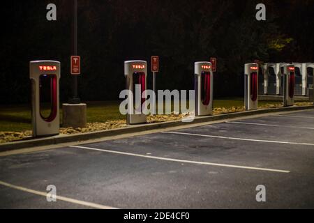 Augusta, GA USA 11 23 20: Tesla Car Ladestationen bei Nacht Stockfoto